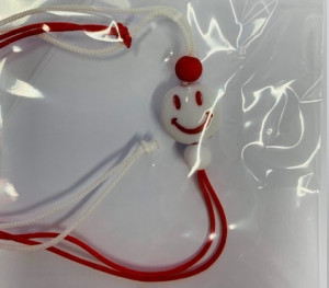 Die Martenitsa für die Hand mit Lachen symbolisiert traditionell Freude, Glück und positive Energie. In der bulgarischen Kultur ist die Martenitsa ein rot-weißes Amulett, das Gesundheit, Langlebigkeit und den Beginn des Frühlings repräsentiert. Die Farben Rot und Weiß stehen für Vitalität, Reinheit und Lebensfreude. Das Lachen als Symbol auf der Martenitsa verstärkt die Botschaft von Glück, Fröhlichkeit und Wohlbefinden. Diese besondere Variante wird ähnlich wie die klassischen Martenitsi getragen, meist am linken Handgelenk, als Glücksbringer und Schutz gegen böse Mächte. Sie wird bis zum ersten Frühlingszeichen getragen und dann in der Natur abgelegt. Die Martenitsa mit Lachen ist daher nicht nur ein traditionelles Symbol, sondern auch ein Ausdruck von guter Stimmung und positiven Wünschen für das neue Jahr.