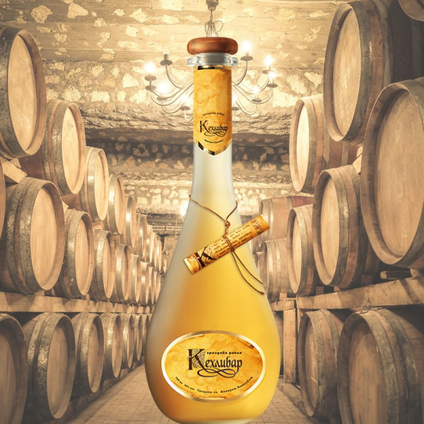 KARNOBAT Schnaps Bernstein, 700 ml, 40% vol., traditioneller bulgarischer Rakia aus Muscat Ottonel und Red Misket Trauben, mit natürlichem Bernstein gefiltert, weichem Geschmack, zartem Muskat-Aroma und bernsteinfarbener Tönung, ideal als Aperitif gekühlt bei 12-14°C.