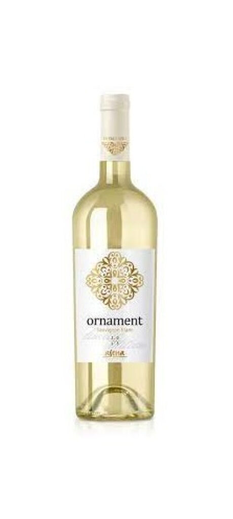 Assenowgrad Ornament Sauvignon Blanc, 0,7 l, ist ein Weißwein aus Bulgarien, der die frische und aromatische Qualität der Rebsorte Sauvignon Blanc repräsentiert. Der Wein zeigt frische grüne und silbrige Nuancen im Glas und besticht durch ein Bukett mit markanten Aromen von Stachelbeeren, weißen Kiwis, Cassis sowie Noten von frisch geernteten Grapefruits und Zitronenmelisse. Am Gaumen präsentiert sich eine lebendige Frische mit würzigen Kräuternoten und einem rassigen Säurespiel. Diese Kombination macht den Wein sehr erfrischend und lebhaft und passt gut zu Fisch, Gemüse, Schweinefleisch und Sushi. Die empfohlene Trinktemperatur liegt bei 9–11 °C. Der Assenowgrad Ornament Sauvignon Blanc steht stellvertretend für die weiße Rebsorte Sauvignon Blanc, die in Bulgarien auf zahlreichen Hektar in verschiedenen Weinregionen angebaut wird.