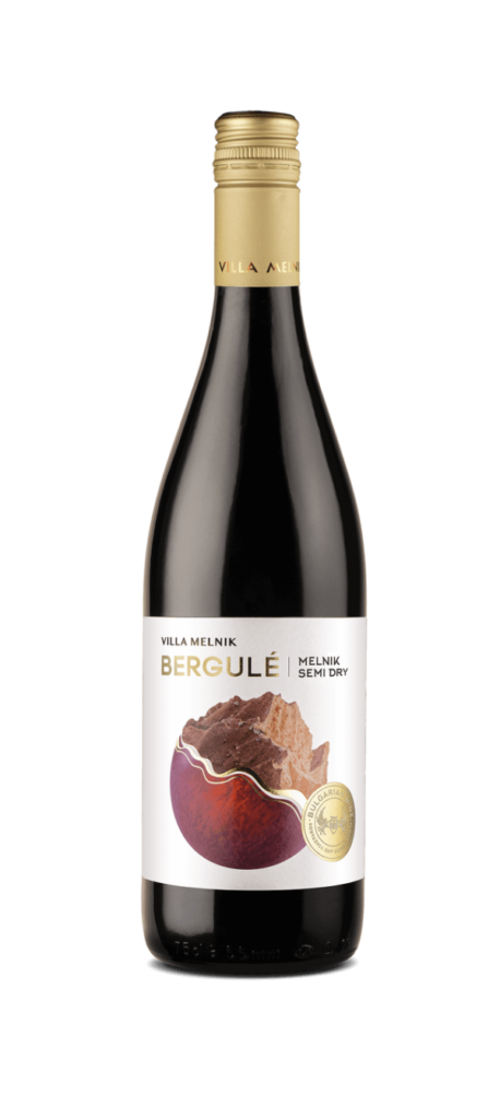 BERGULE - Melnik Semi-dry vol. 14% 2020, 750 ml, ist ein halbtrockener bulgarischer Rotwein aus der autochthonen Rebsorte Melnik. Dieser Wein wird nach traditioneller Methode hergestellt, bei der die Gärung durch einen Kälteschock gestoppt wird, um die natürliche Süße zu bewahren. Er hat eine leuchtende rubinrote Farbe und ein komplexes Bukett mit Aromen von dunklen Waldfrüchten, wilden Kirschen und Kräutern, ergänzt durch feine Kaffee-Noten. Geschmacklich zeigt er sich harmonisch und rund mit ausgewogener Süße und Säure. Der Wein reift in Edelstahltanks, um seinen sauberen und frischen Charakter zu erhalten. Er passt hervorragend zu mediterranen Gerichten, Pasta, mildem Käse und pikanten Speisen. Die empfohlene Serviertemperatur liegt bei 15 °C.