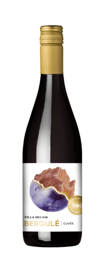 BERGULE Cuvee 750 ml vol. 14% ist ein hochwertiger Rotwein aus Bulgarien vom Weingut Villa Melnik, der aus einer harmonischen Kombination von Cabernet Sauvignon (50%), Syrah (35%) und Merlot (15%) besteht. Der Wein reift 12 Monate in bulgarischen Eichenfässern und zeichnet sich durch frische und angenehme Aromen von roten und schwarzen Früchten, Honig sowie Vanille aus. Im Geschmack präsentiert er sich weich, samtig, vollmundig und kräftig mit Noten von Schokolade, Pfeffer und einem intensiv würzigen Abgang, der an Balsam und Likör erinnert. Dieser kraftvolle und zugleich elegante Wein passt hervorragend zu scharfen Speisen, Lamm, Kalbfleisch und Wild (z.B. Hirsch). Der Bergule Cuvee wurde mehrfach mit Gold und anderen Auszeichnungen bei internationalen Wettbewerben bedacht und gilt als typisches Beispiel für die Premiumklasse von Villa Melnik.