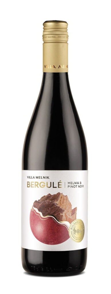 BERGULE - Melnik & Pinot Noir Rotwein 14% vol. 750 ml ist eine elegante Cuvée vom Weingut Villa Melnik in Bulgarien. Sie besteht aus 52% Shiroka Melnik (Breitblättrige Melniker Rebe) und 48% Pinot Noir. Der Wein präsentiert sich in einer lebendigen, mittelintensiven rubinroten Farbe mit granatfarbenen Tönungen. Das Bukett ist intensiv und faszinierend mit Aromen von Fleisch, Kirschen und Tabakblättern, ergänzt durch erdige und krautige Noten. Am Gaumen ist er frisch, saftig mit mittlerem Körper, weichen samtigen Tanninen und einem reifen, würzigen Abgang. Dieser Wein ist eine harmonische Verbindung zwischen der autochthonen Melnik-Rebe und der internationalen Pinot Noir und zeichnet sich durch eine noble Eleganz aus. Passt gut zu Lachs, Rind, Schwein und Wild (z.B. Hirsch, Wildschwein). Serviertemperatur liegt ideal bei 15-17 °C. Mehrere Jahrgänge dieses Weins wurden bei internationalen Wettbewerben mit Gold- und Silbermedaillen ausgezeichnet. Der Name „Bergule“ stammt von dem thrakischen Wort für Flussufer, was die Beständigkeit und Verbundenheit des Weinguts mit der Region symbolisiert. Dies ist ein herausragendes Beispiel für die Weintradition und Qualität Bulgariens.