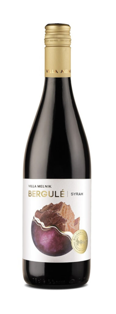 BERGULE Syrah 750 ml vol. 14% ist ein hochwertiger Rotwein vom Weingut Villa Melnik in Bulgarien. Der Wein besteht zu 100% aus Syrah-Trauben und reift 15 Monate in bulgarischen Eichenfässern, was zu komplexen Aromen und einer samtigen Textur führt. Er präsentiert sich in einem tiefen Rubinrot mit Aromen von roten und schwarzen Beeren, schwarzen Oliven, Leder sowie feinen Gewürznoten und Kräutern. Am Gaumen überzeugt der Wein durch seine Kraft, samtige Tannine und einen langanhaltenden, würzigen Abgang. Er eignet sich besonders gut zu gegrilltem Fleisch, Wild und gereiftem Käse. Die empfohlene Serviertemperatur liegt bei 15-18 °C. Der Wein wurde mehrfach ausgezeichnet und gilt als exzellentes Beispiel für bulgarische Qualitätsweine.