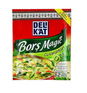 BORS MAGIC CU VERDITURI BORS MIT KRÄUTER 65G ist eine beliebte Gewürzmischung für die traditionelle rumänische Borschtsuppe. Die Zutaten bestehen aus etwa 49% Salz, Zucker, Weizenmehl, Säuerungsmitteln wie Zitronensäure und Milchsäure, Weizenkleie (5,4%), Palmöl und Säureregulator (Calziumlaktat). Zudem enthält die Mischung diverse getrocknete Kräuter und Gewürze wie Petersilie, Liebstöckel (Lovage), Dill, Knoblauch, Ingwer, Kurkuma, Zwiebel, Bockshornklee, Koriander, schwarzer Pfeffer, Chili, Fenchel und Kreuzkümmel. Diese Mischung sorgt für den charakteristischen sauren und würzigen Geschmack der Borschtsuppe und kann auch für andere herzhafte Suppen und Gerichte verwendet werden. Sie ist fertig gemischt und direkt einsatzbereit.
