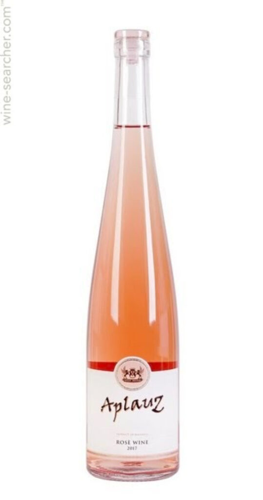 APLAUZ Rosé 2022, 12,5% vol., 750 ml von Villa Melnik ist ein eleganter und frischer trockener Roséwein aus der bulgarischen Region Melnik. Die Cuvée besteht aus 74% Shiroka Melnishka Loza (Broadleaved Melnik Vine) und 26% Mavrud. Der Wein zeigt eine zartrosa Farbe mit Aromen von roten Früchten wie Erdbeeren und Kirschen, ergänzt durch florale Nuancen und eine dezente Süße. Am Gaumen präsentiert er sich frisch, lebendig und ausgewogen mit einem langen, angenehmen Abgang. Empfohlen wird er zu Meeresfrüchten, leichten Salaten, Ziegenkäse, Pasta mit Meeresfrüchten sowie frischen Desserts. Die optimale Trinktemperatur beträgt ca. 6 °C. Der Wein wird schonend und getrennt ausgebaut, mit Kaltmazeration zu Beginn, um die Frische und Aromatik zu erhalten.